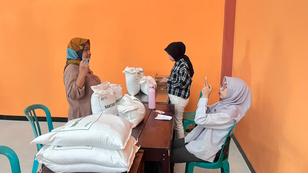 Pemdes Bengkal Salurkan Bantuan Pangan Beras dilaksanakan oleh BULOG